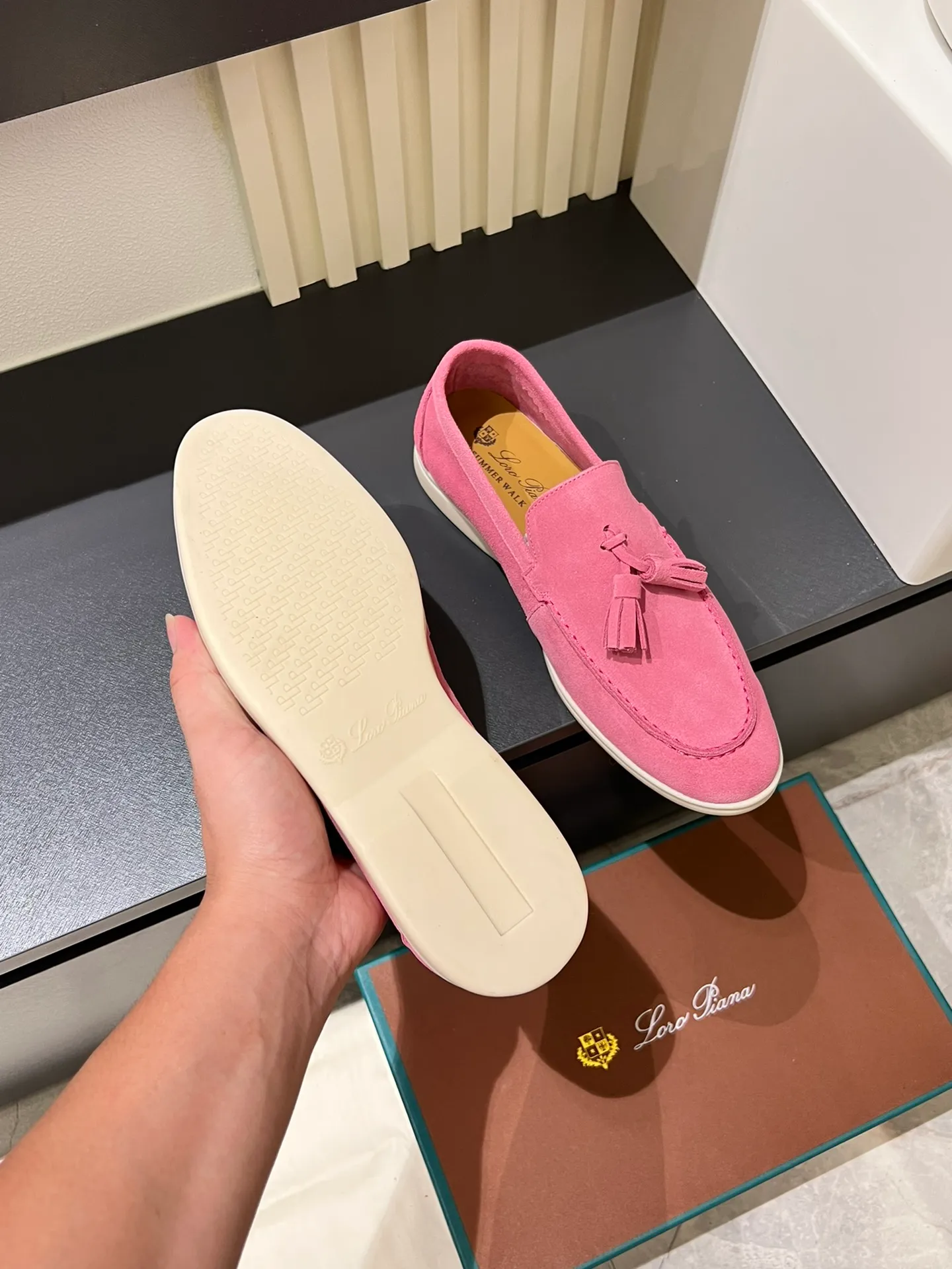 Men's shoes 💰p360 "Loro men's shoes 💰pian'*" Classic L men's shoes for couples 💰p Top version British flat loafers, a must-have item in old money style, the minimalist design is eye-catching and durable, a plus point for dressing The soft foot feel and texture are outstanding. They don’t scratch your feet and are very nice. They are matched with soft and waxy soles. They can be worn daily for a long time without getting tired. They are easy to wear, versatile and classic items, with perfect foot feel and texture! Imported cashmere fabric, the lining is made of imported A-grade water-dyed cow lining, the top version of the genuine leather midsole is sewn with pure handmade mark thread! Size: Female 35-40 (34. Customized) Male 38-44 (45.46. Customized)